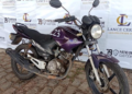 Yamaha roxa exposta em leilão Lance Certo JB Pátio de Custódia.