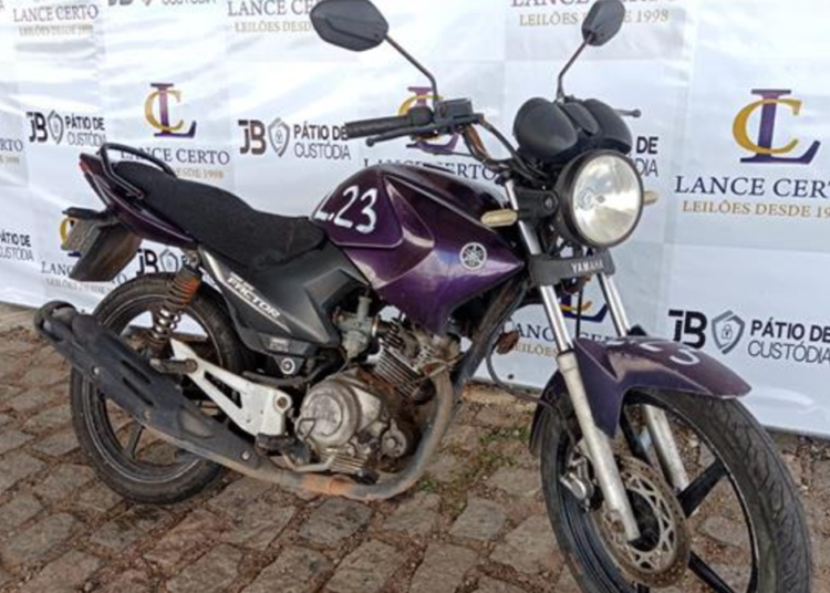 Yamaha roxa exposta em leilão Lance Certo JB Pátio de Custódia.