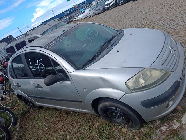 Carro prata com avarias em leilão automotivo.