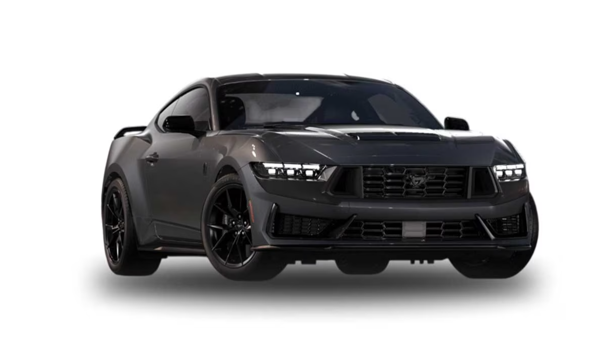 Ford Mustang em destaque com design esportivo.