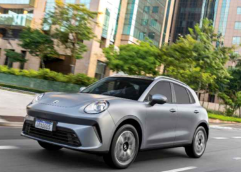 Carro elétrico GWM Ora 5 circulando por avenida urbana em 2026.