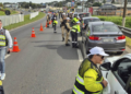 Blitz policial de trânsito na BR com abordagem a motoristas em operação conjunta.