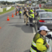 Blitz policial de trânsito na BR com abordagem a motoristas em operação conjunta.