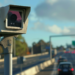 Radar de velocidade registra veículos em rodovia movimentada.