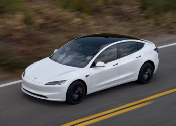 Tesla Model 3 Highland branco circula em estrada norte-americana.
