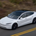 Tesla Model 3 Highland branco circula em estrada norte-americana.