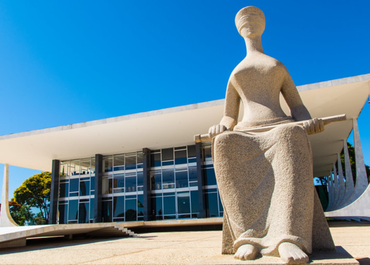 Estátua da Justiça diante do Supremo Tribunal Federal em Brasília.