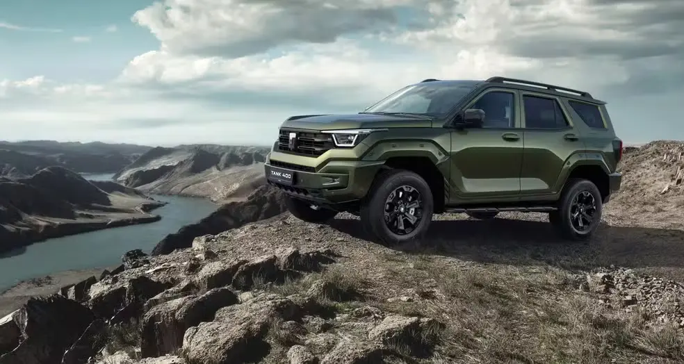 GWM Tank 400 híbrido plug-in flex em cenário off-road com montanhas ao fundo.