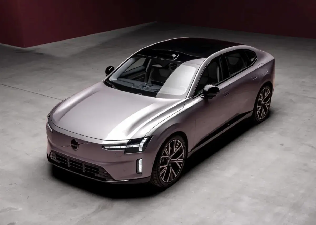 Volvo ES90 com design fastback e faróis inspirados no conceito “martelo de Thor”.