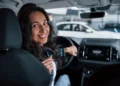 Mulher dirigindo carro representa mudanças propostas no Código de Trânsito Brasileiro.