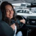 Mulher dirigindo carro representa mudanças propostas no Código de Trânsito Brasileiro.