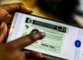 CNH digital exibida na tela de um celular representa a prorrogação excepcional da validade da habilitação em 2026.