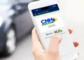 Pessoa acessa aplicativo CNH do Brasil no celular para realizar transferência digital de veículo.