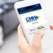 Pessoa acessa aplicativo CNH do Brasil no celular para realizar transferência digital de veículo.