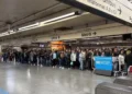 Passageiros aguardam embarque em estação da CPTM após paralisação nas linhas 11, 12 e 13 em São Paulo.