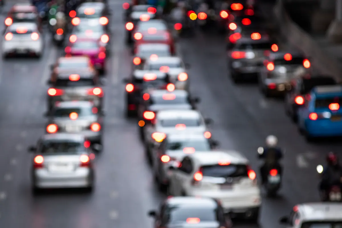 Movimento intenso de veículos em avenida representa mudanças propostas no Código de Trânsito Brasileiro.