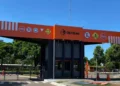 Entrada da sede do Detran com placas de sinalização de trânsito.