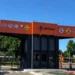 Entrada da sede do Detran com placas de sinalização de trânsito.