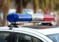 Viatura policial com giroflex ligado representando projeto que prevê crime para uso ilegal de sinalização de emergência.