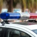 Viatura policial com giroflex ligado representando projeto que prevê crime para uso ilegal de sinalização de emergência.