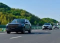 Jaecoo 5 em destaque na estrada durante apresentação do novo SUV compacto com 224 cv de potência.