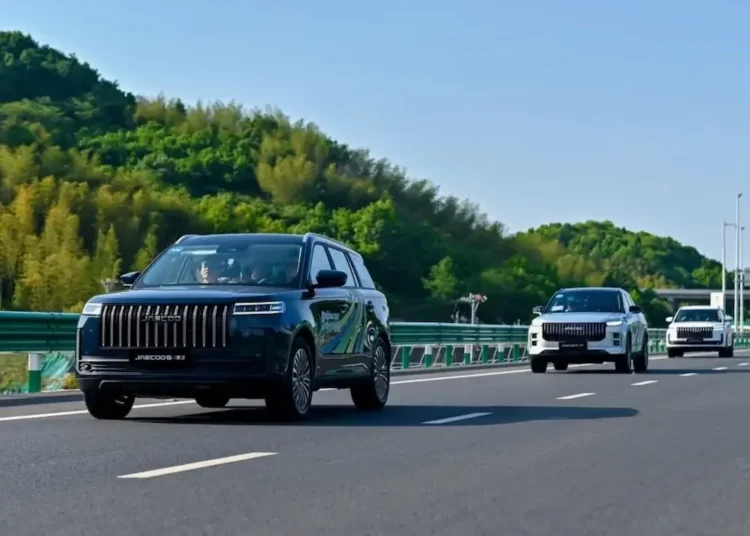 Jaecoo 5 em destaque na estrada durante apresentação do novo SUV compacto com 224 cv de potência.