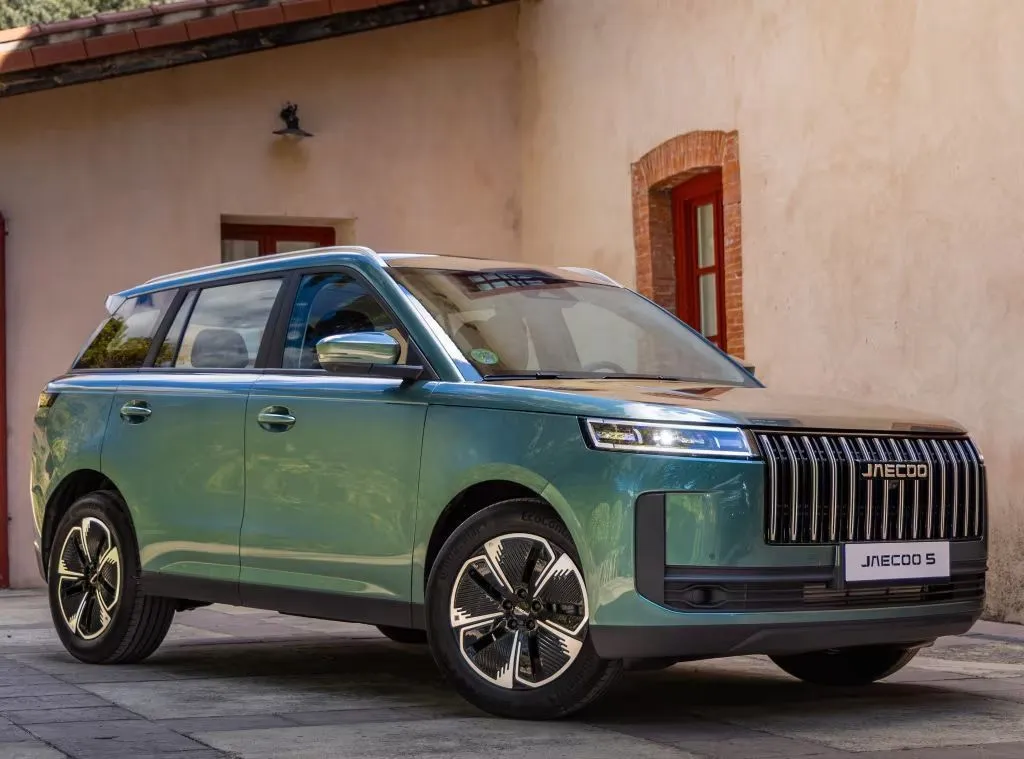 Jaecoo 5 híbrido estacionado em ambiente externo com destaque para autonomia de até 1.000 km.