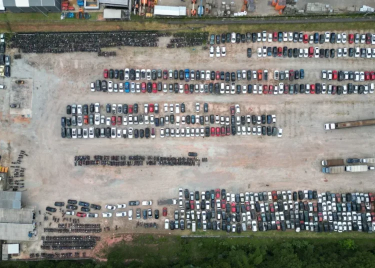 Pátio com carros e motos disponíveis em leilão do Detran-SP.