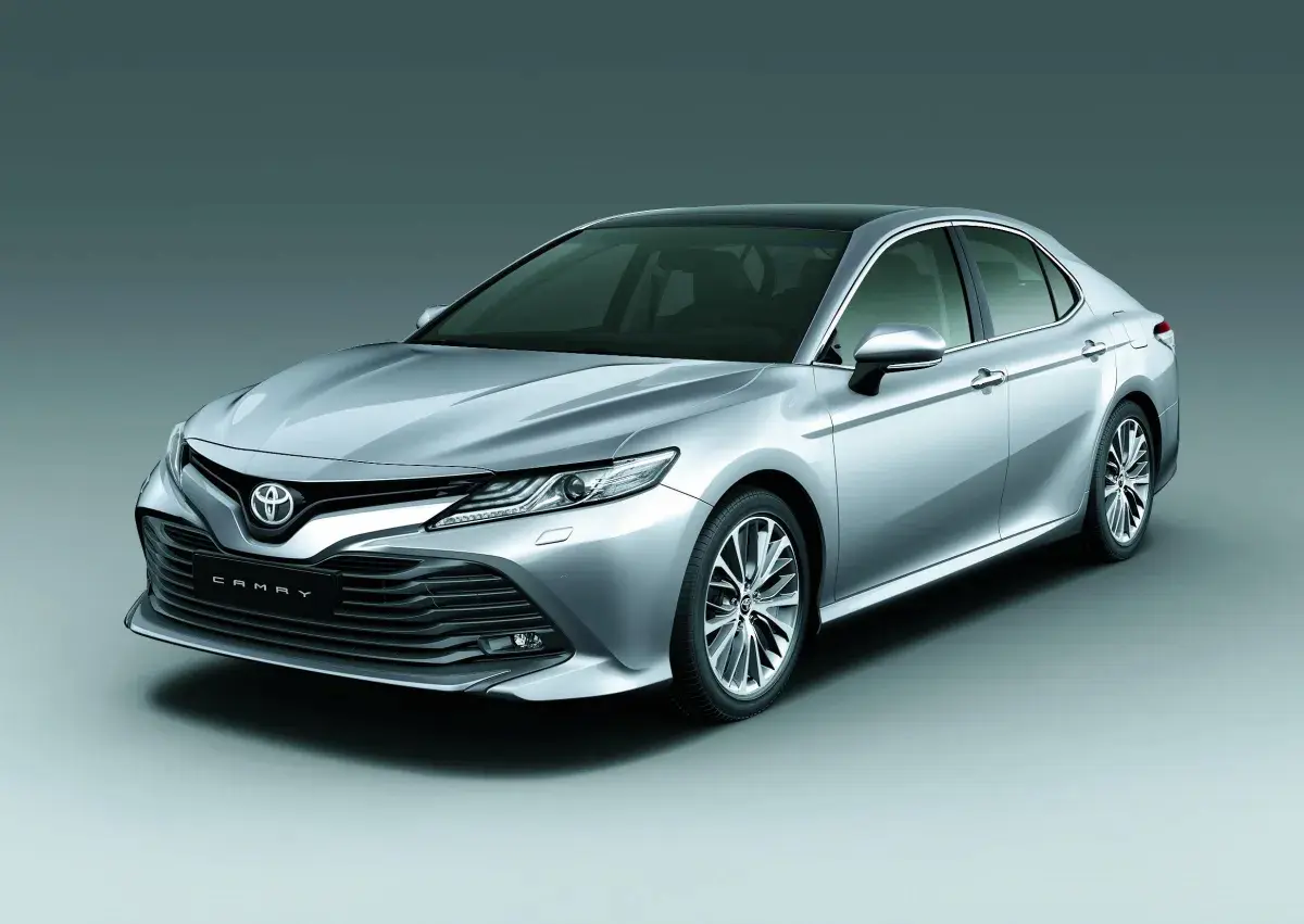 Toyota Camry prateado, modelo incluído em recall por falha no software do painel de instrumentos.