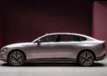 Volvo ES90 elétrico em destaque durante apresentação; modelo será lançado no Festival Interlagos.