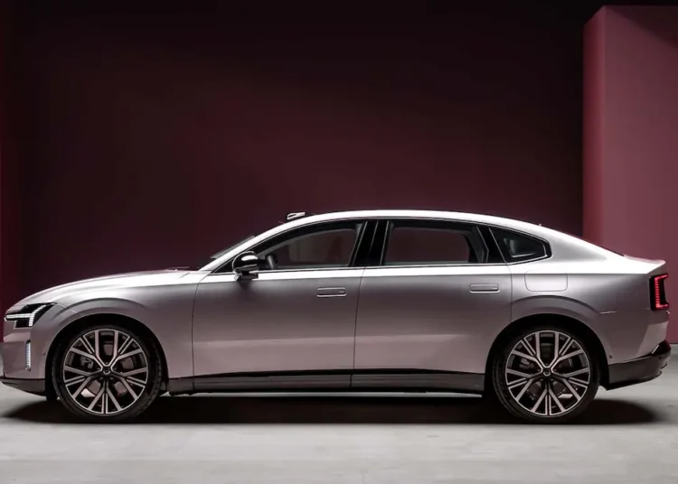Volvo ES90 elétrico em destaque durante apresentação; modelo será lançado no Festival Interlagos.