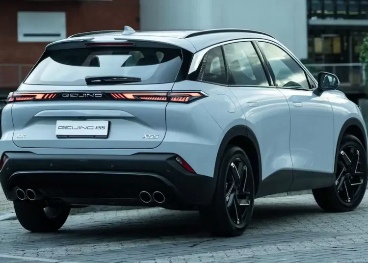 Baic X55 visto pela traseira, modelo que integra os planos da marca para a chegada de híbridos flex ao Brasil em 2028.