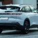 Baic X55 visto pela traseira, modelo que integra os planos da marca para a chegada de híbridos flex ao Brasil em 2028.