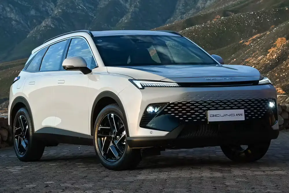 Baic X55 em vista frontal, SUV médio que será rival de Jeep Compass e Toyota Corolla Cross no Brasil.