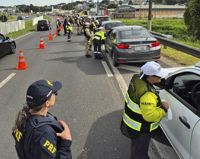 Blitz policial reúne PRF e agentes de trânsito em fiscalização rodoviária.