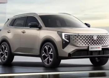 SUV Caoa Changan CS55 híbrido flex em destaque durante apresentação do modelo.