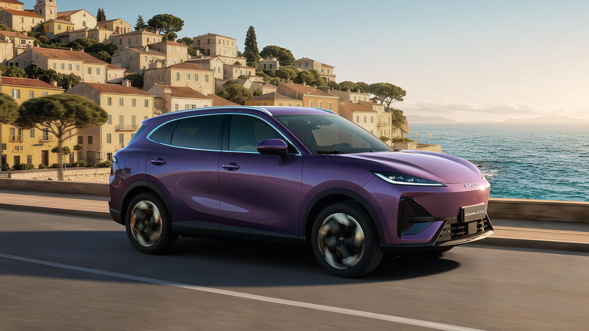 Carro elétrico Lepas L6 EV roxo em paisagem litorânea.