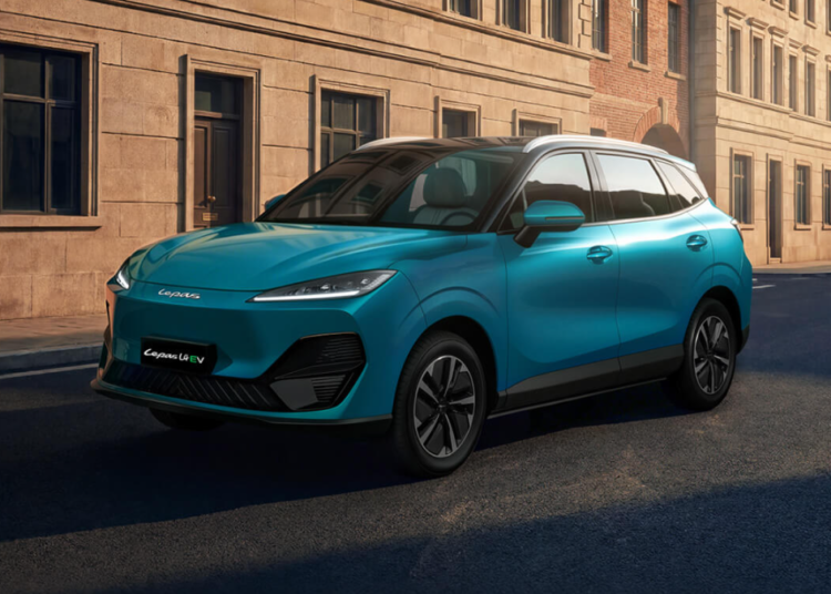 Carro elétrico Lepas L4 EV azul em rua urbana iluminada.
