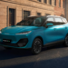 Carro elétrico Lepas L4 EV azul em rua urbana iluminada.