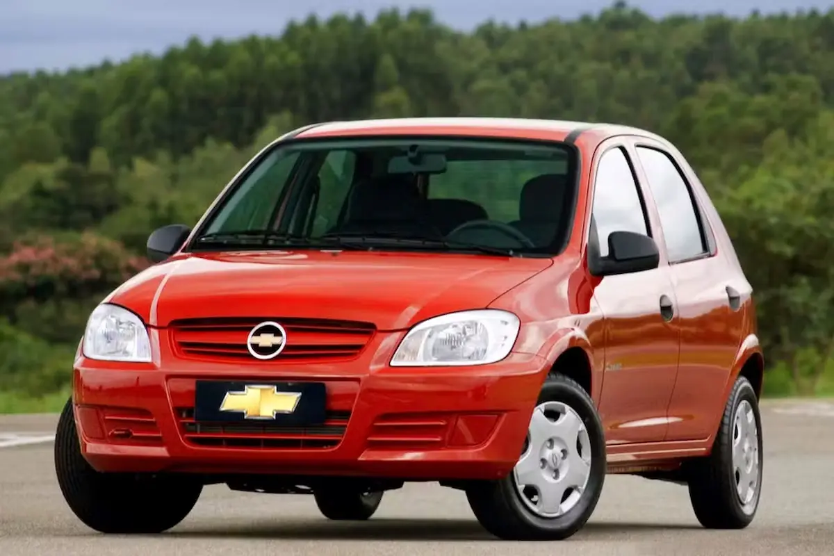 Chevrolet Celta Life 1.0 2006 vermelho em destaque, modelo usado comparado ao preço do iPhone Duo.