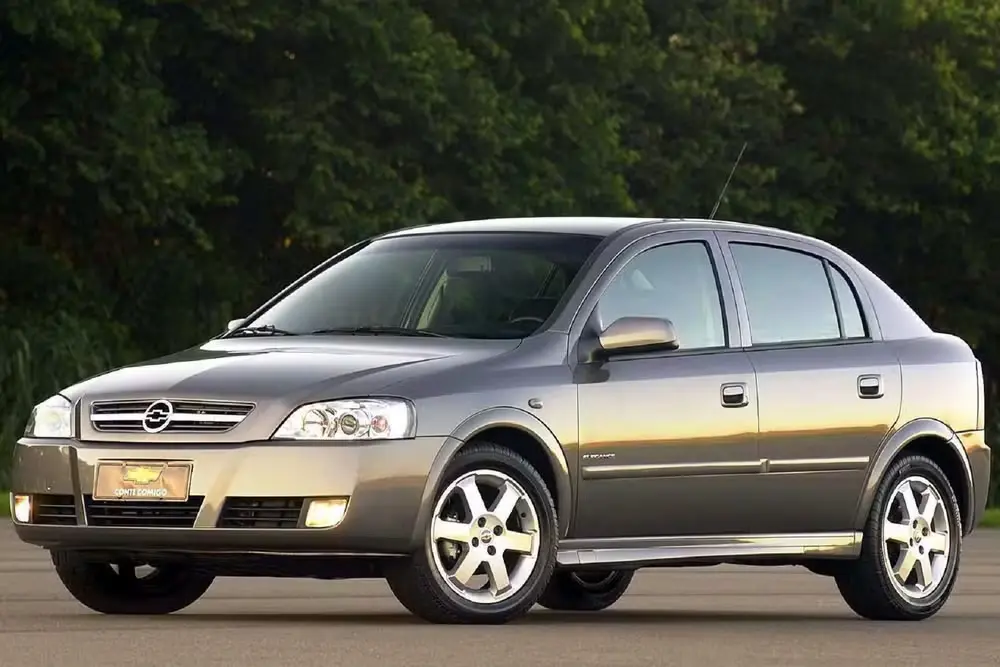 Chevrolet Astra 2.0 Flex 2007 prata em destaque como opção de carro usado.