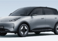 Geely EX2 prata com teto preto visto de lado, destaque para linhas arredondadas.