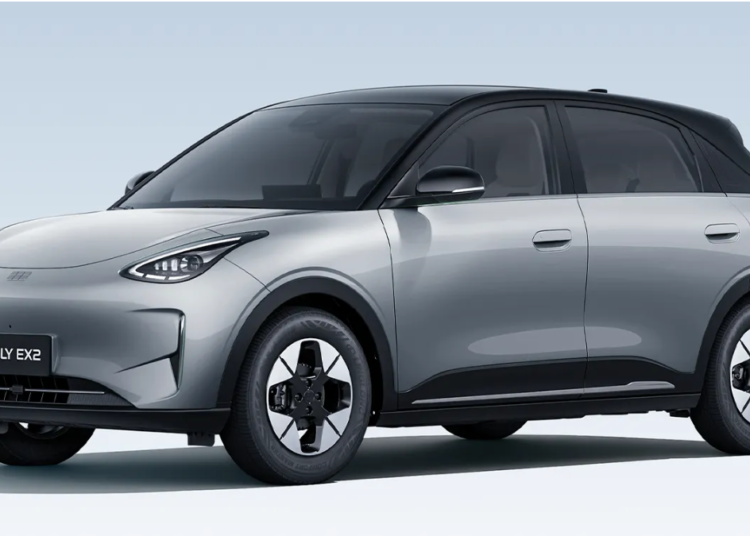 Geely EX2 prata com teto preto visto de lado, destaque para linhas arredondadas.