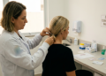 Profissional coletando amostra de cabelo para exame toxicológico da CNH.