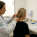 Profissional coletando amostra de cabelo para exame toxicológico da CNH.