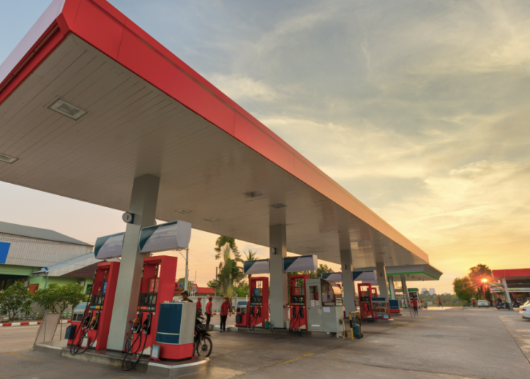 Posto de combustível vazio ao entardecer com bombas modernas.