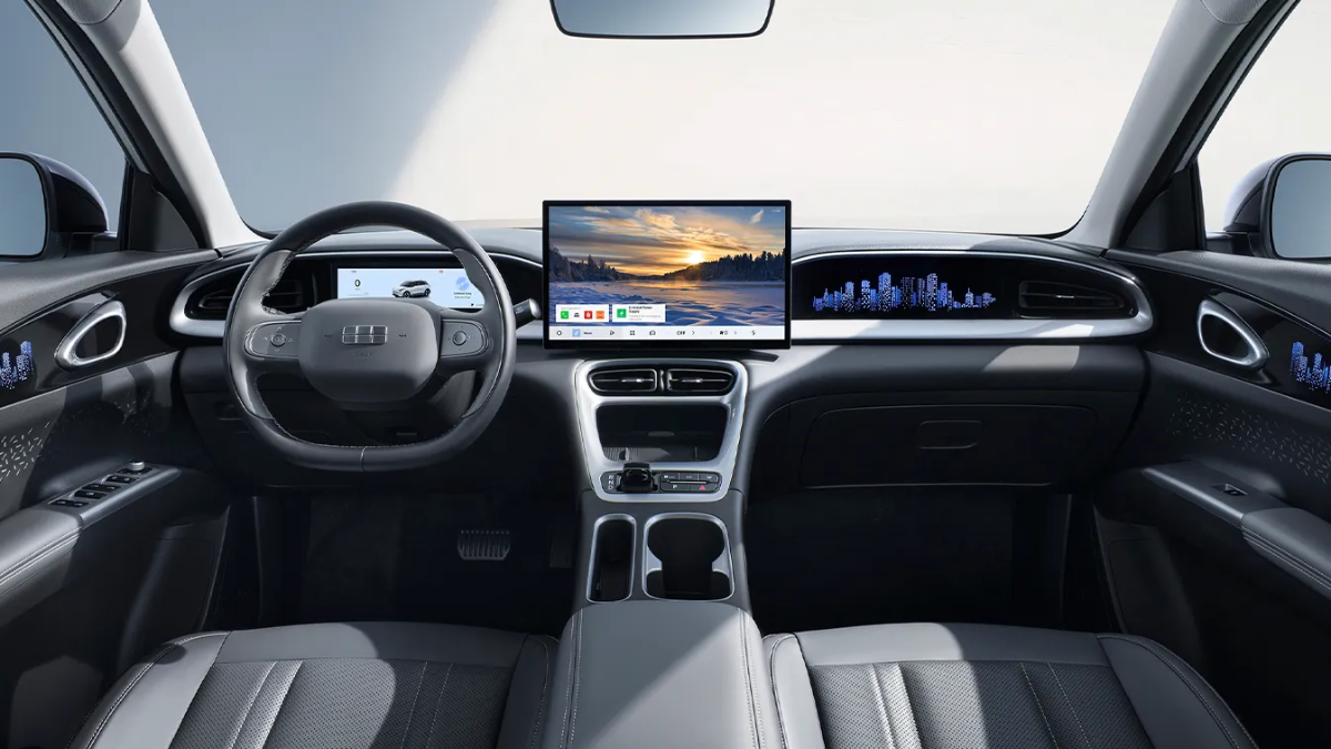 Interior do Geely EX2 com vários displays digitais iluminados e volante moderno.