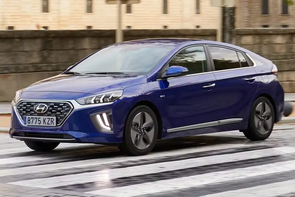 Hyundai Ioniq Hybrid 2023 azul em movimento, modelo seminovo encontrado por cerca de R$ 99.890 no Mercado Livre.