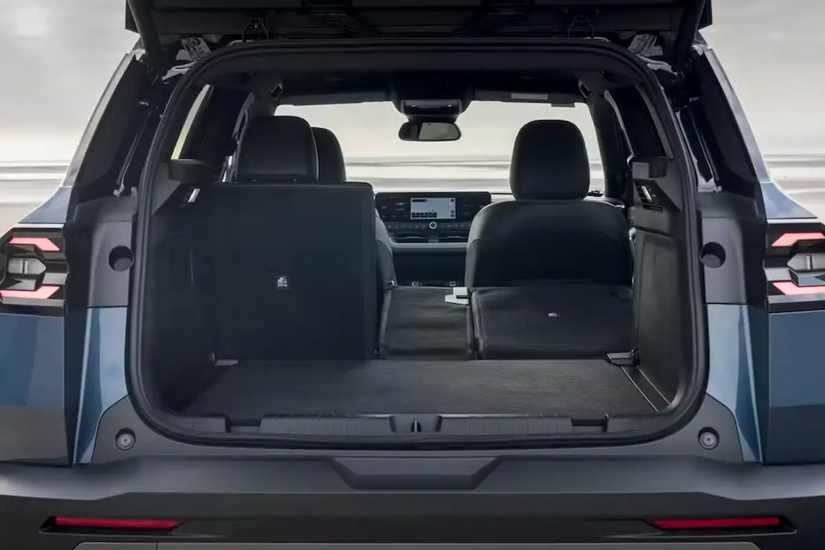 Porta-malas do novo Jeep Compass aberto mostrando o espaço interno ampliado para 550 litros.