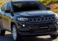 Jeep Compass preto em estrada.